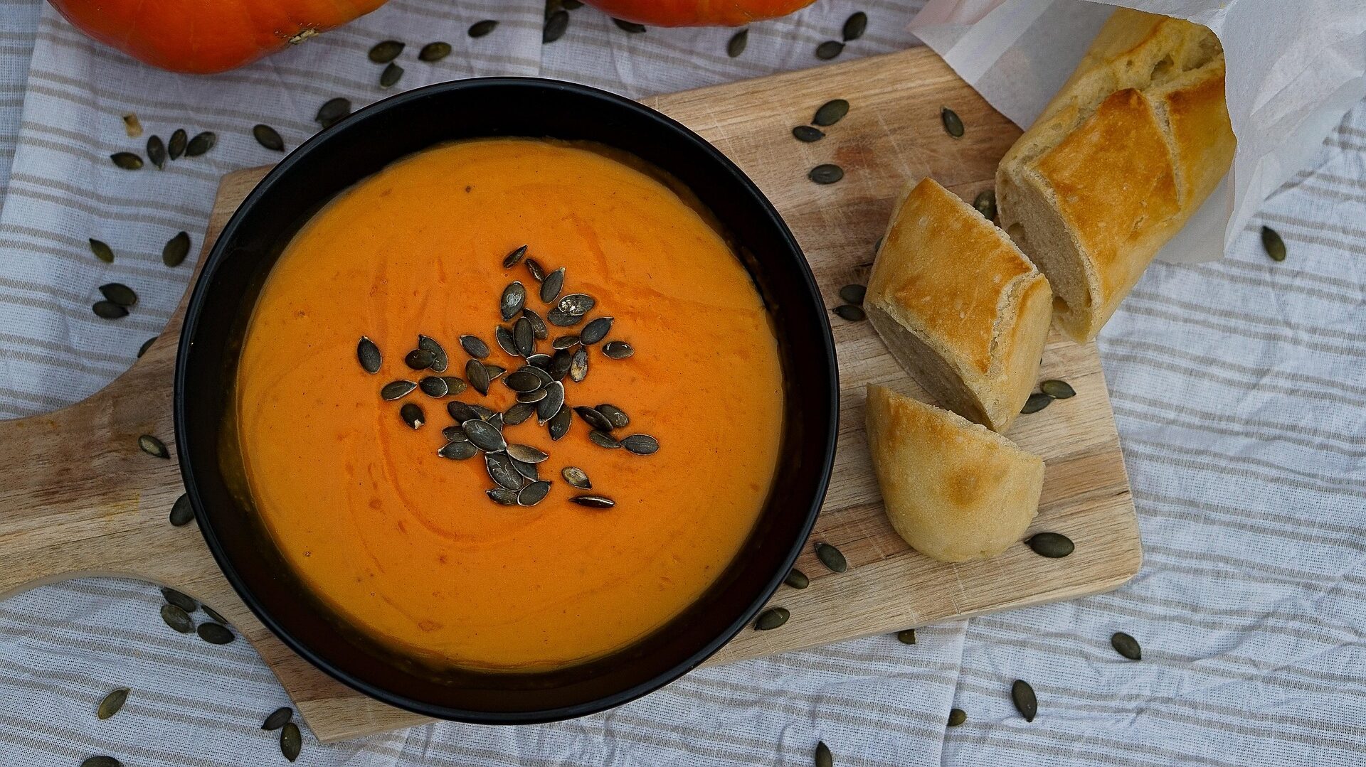 Leckere Kürbissuppe mit Kürbiskernen und frischem Baguette