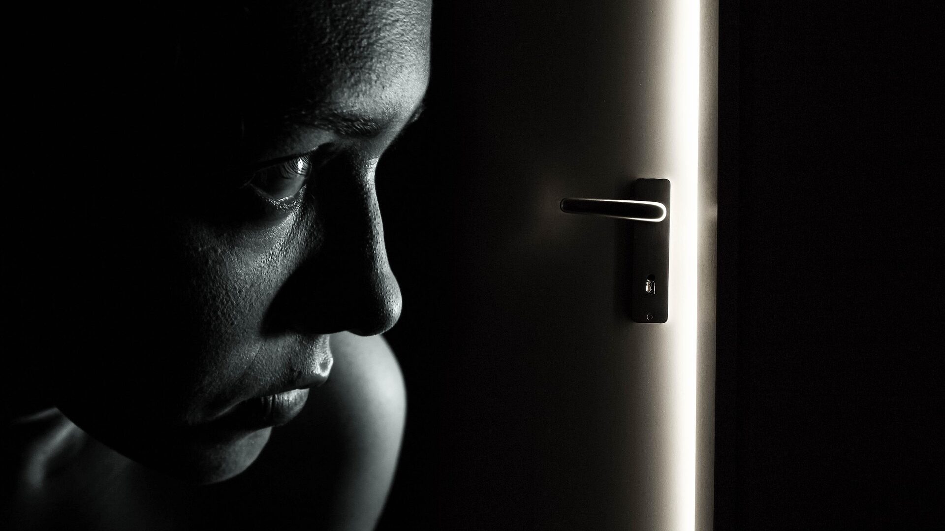 Stalking: Formen, Folgen und Hilfe für Betroffene 1 Opfer von Stalking leben in ständiger Angst.