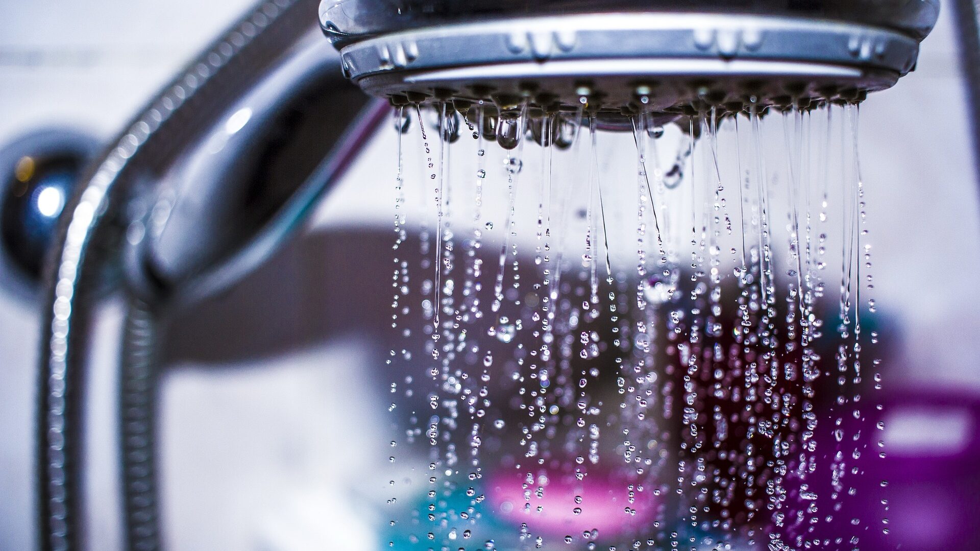 Wasserfilter: Welche gibt es und was sind die Vorteile? 2 Mit Wasserfilter weiches Wasser in der Dusche.