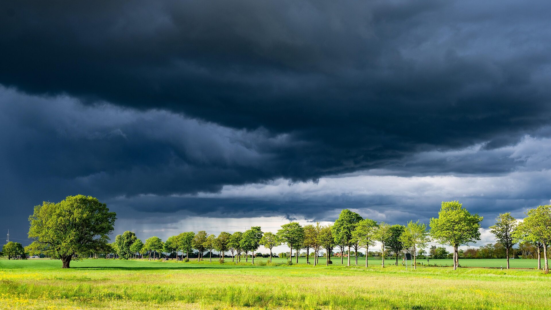 Bei jedem Wetter sicher: richtig verhalten bei Unwetter 3 Bei Sturm und Gewitter muss man Schutz suchen.