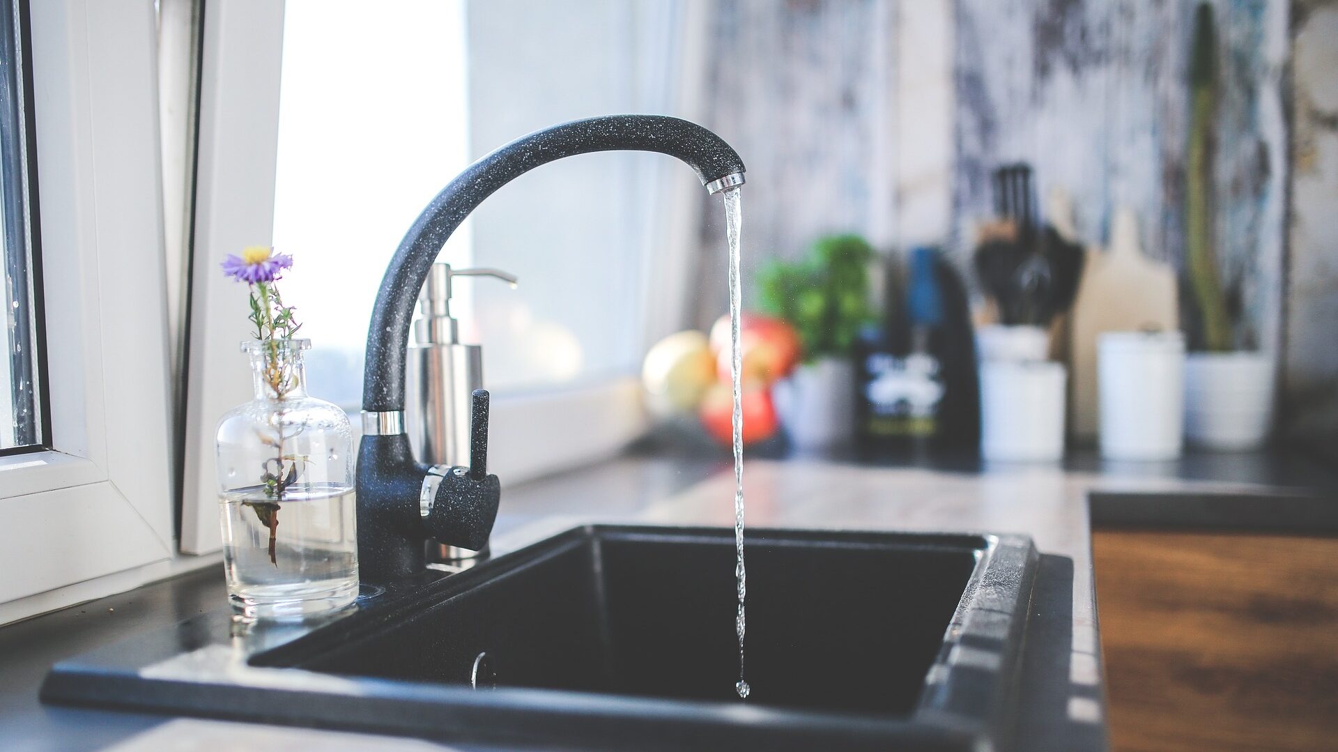 Wasserfilter: Welche gibt es und was sind die Vorteile? 3 Ein Unterbau-Wasserfilter filtert das ganze entnommene Wasser.