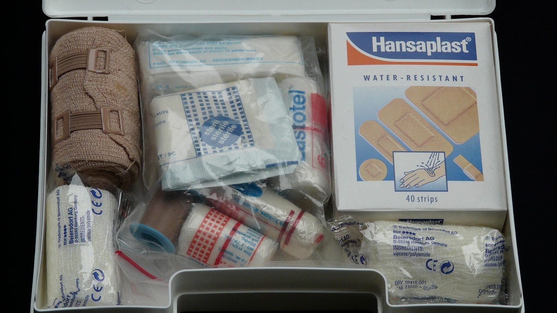 Was alles in eine Hausapotheke gehört - praktischer Leitfaden mit Checklisten 3 Verbände gehören in jede Hausapotheke.