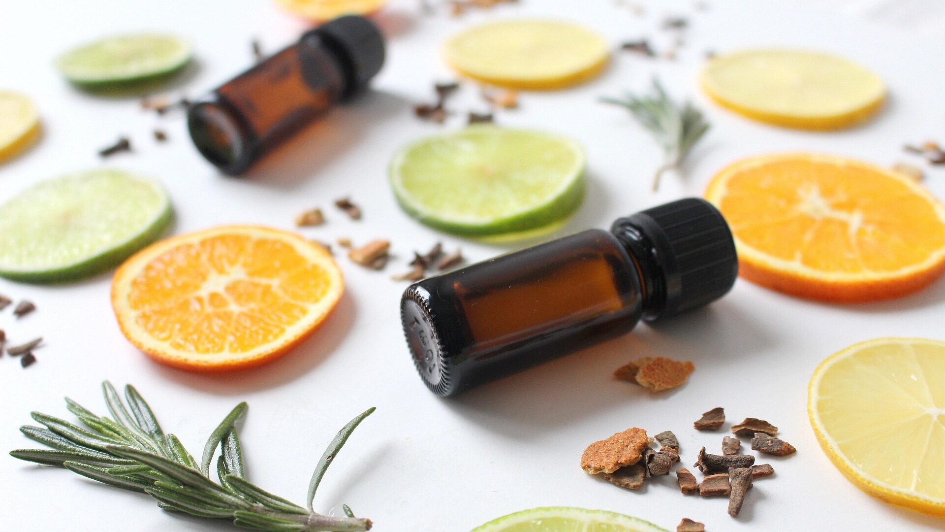 Vorteile von Naturkosmetik - gesund und nachhaltig 2 Parfüm oder Raumdüfte aus natürlichen Materialien einfach herstellen.