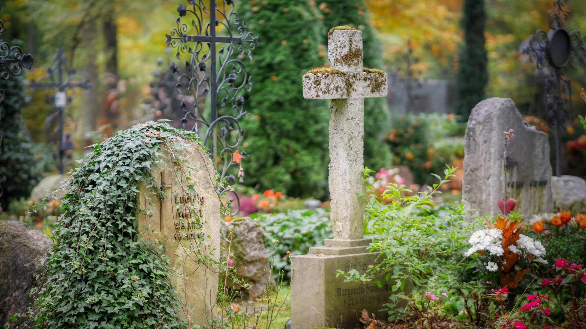 Was nach einem Todesfall zu tun ist: Leitfaden & Tipps 2 Im Todesfall muss vieles organisiert werden, nicht nur die Beerdigung.