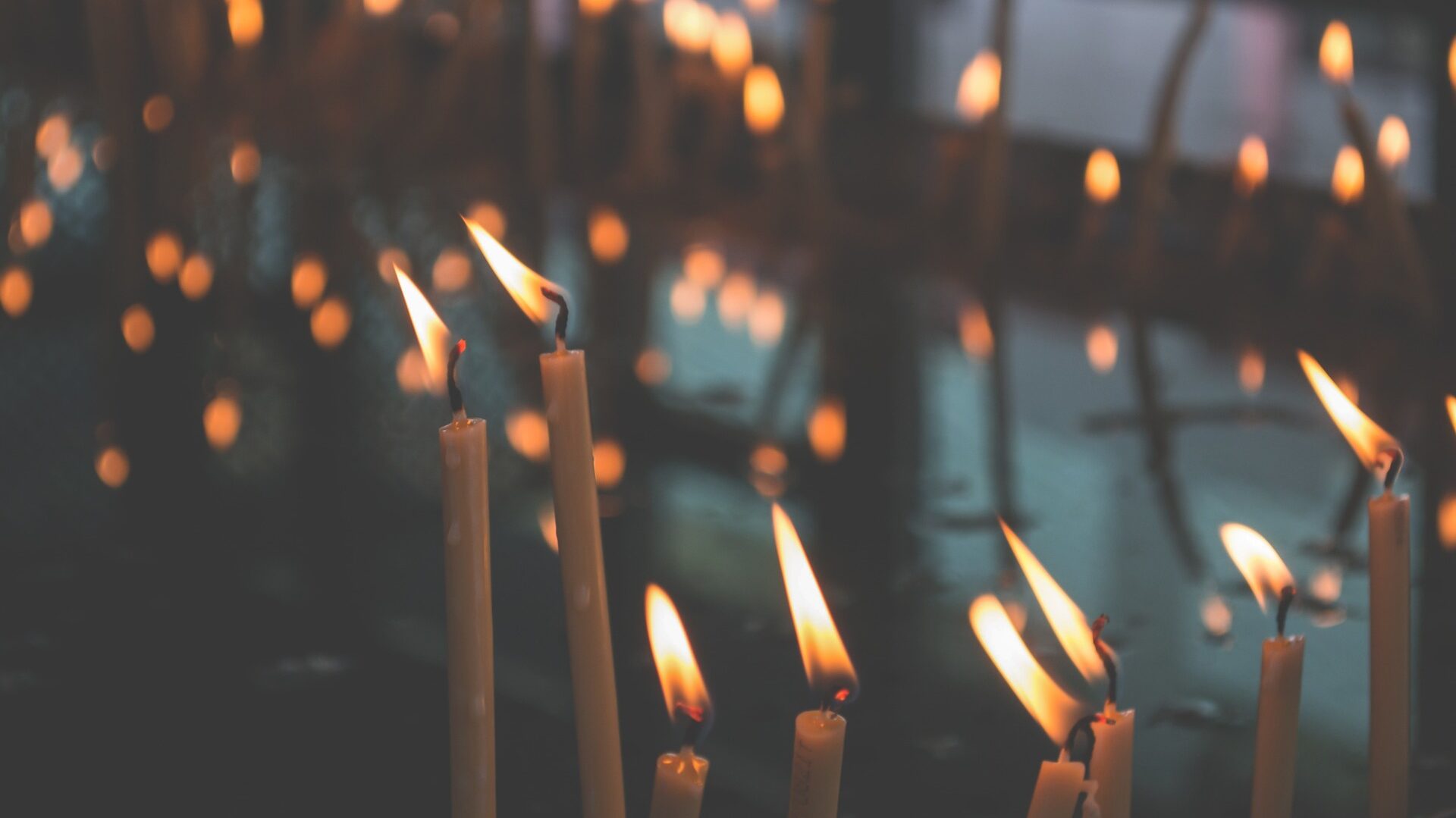 Was nach einem Todesfall zu tun ist: Leitfaden & Tipps 1 Brennende Kerzen