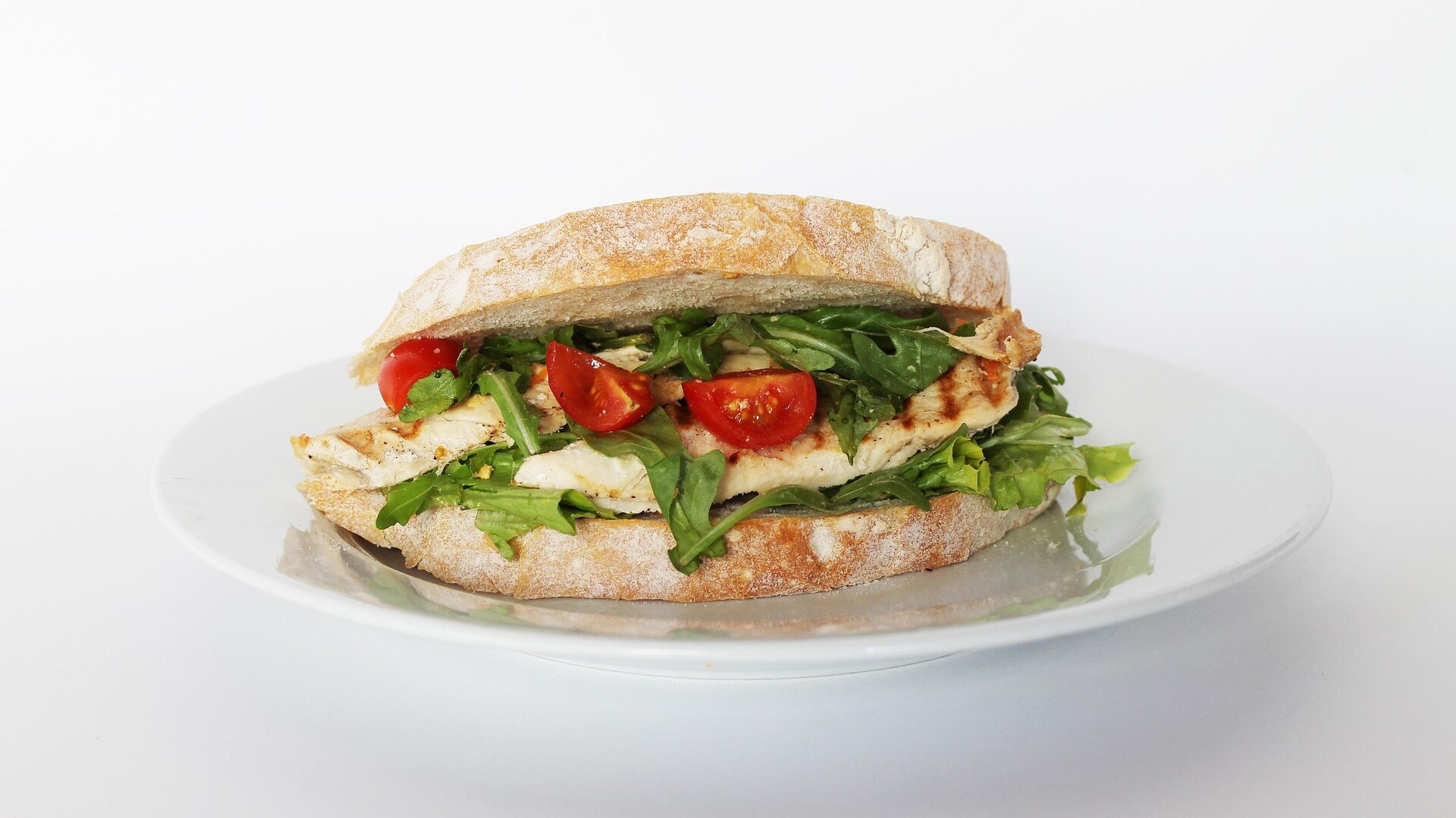 Gesundes Sandwich mit Salat und Hühnchen.