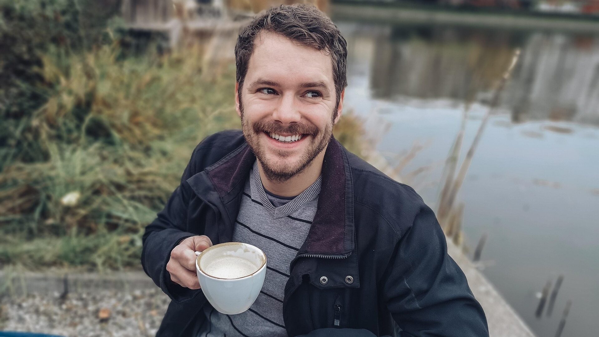 Achtsamkeit im Alltag: Bewusst leben statt Hamsterrad 3 mann kaffee draussen edited