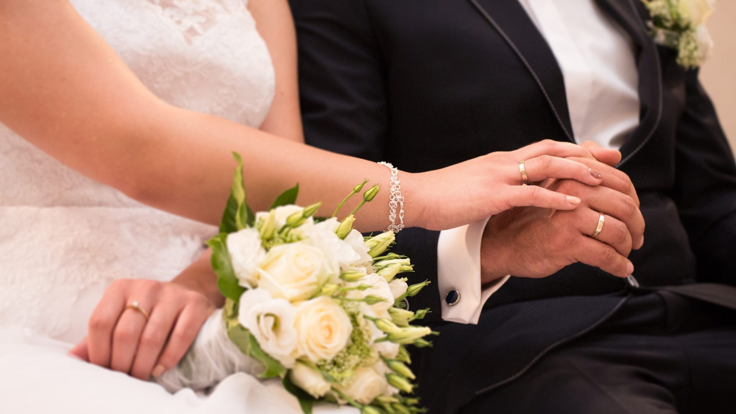 Eheringe: Ein Symbol der Liebe mit jahrtausendealter Geschichte 3 Eheringe, goldener Schmuck zur Hochzeit