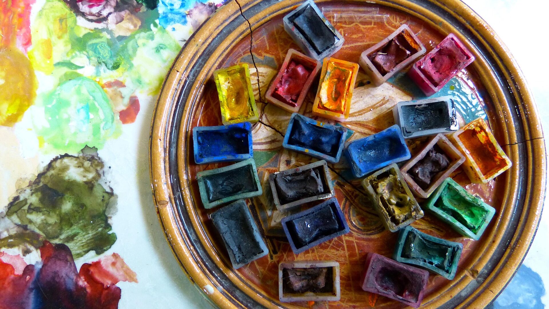 24 günstige Mini-Hobbys, die kaum Platz und nur wenig Zeit brauchen 3 Ein paar wenige Aquarellnäpfchen genügen für ein Mini-Hobby.
