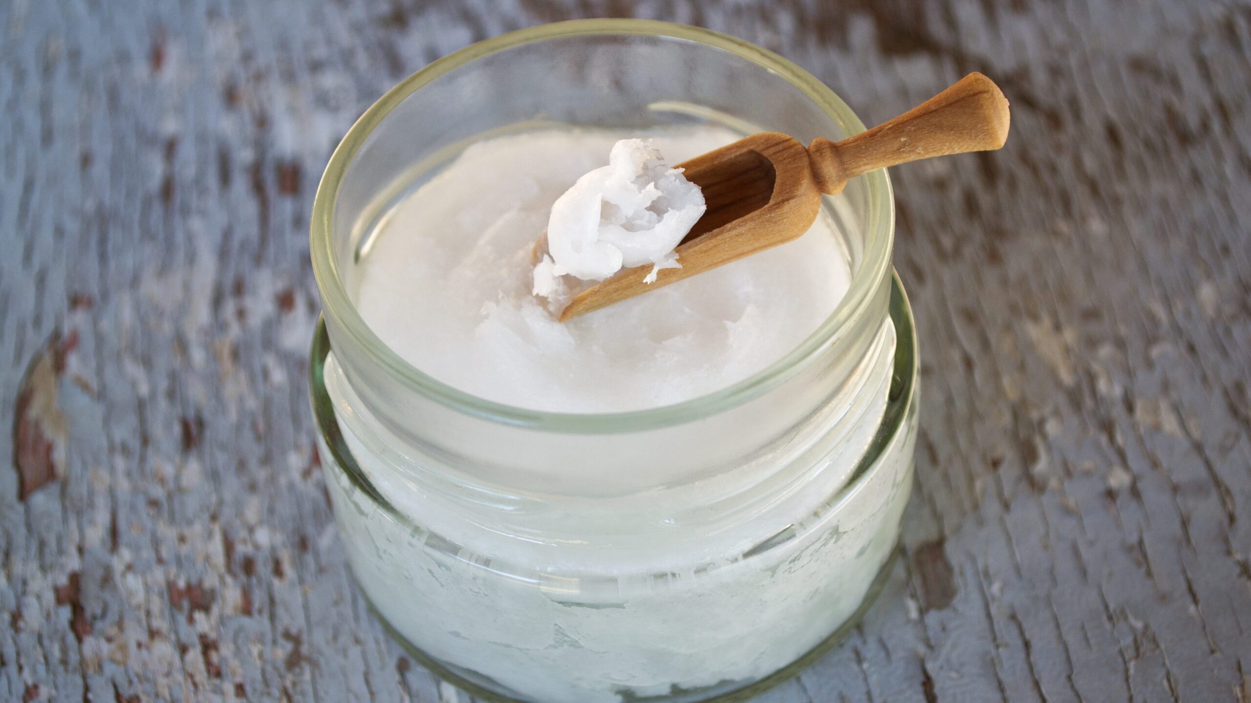 Gesunde Öle im Vergleich: Welches Öl ist am gesündesten und wofür eignet es sich? 2 danielaelenatentis coconut oil on wooden spoon 2090575 edited scaled