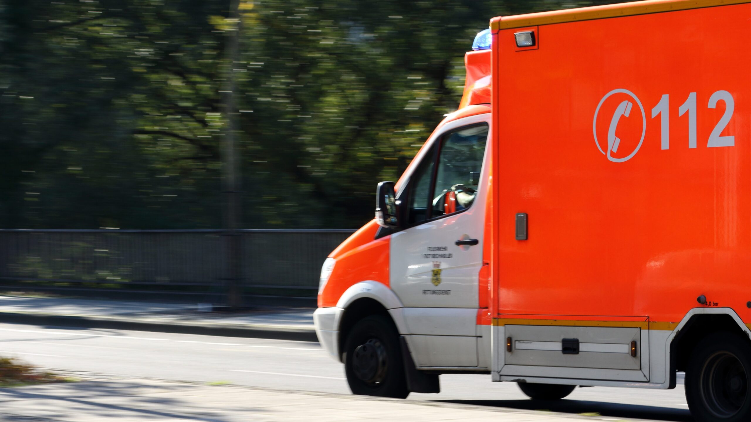Erste Hilfe: Grundlagen, Maßnahmen und alles Wissenswerte im Überblick 3 golda ambulance 970037 edited scaled