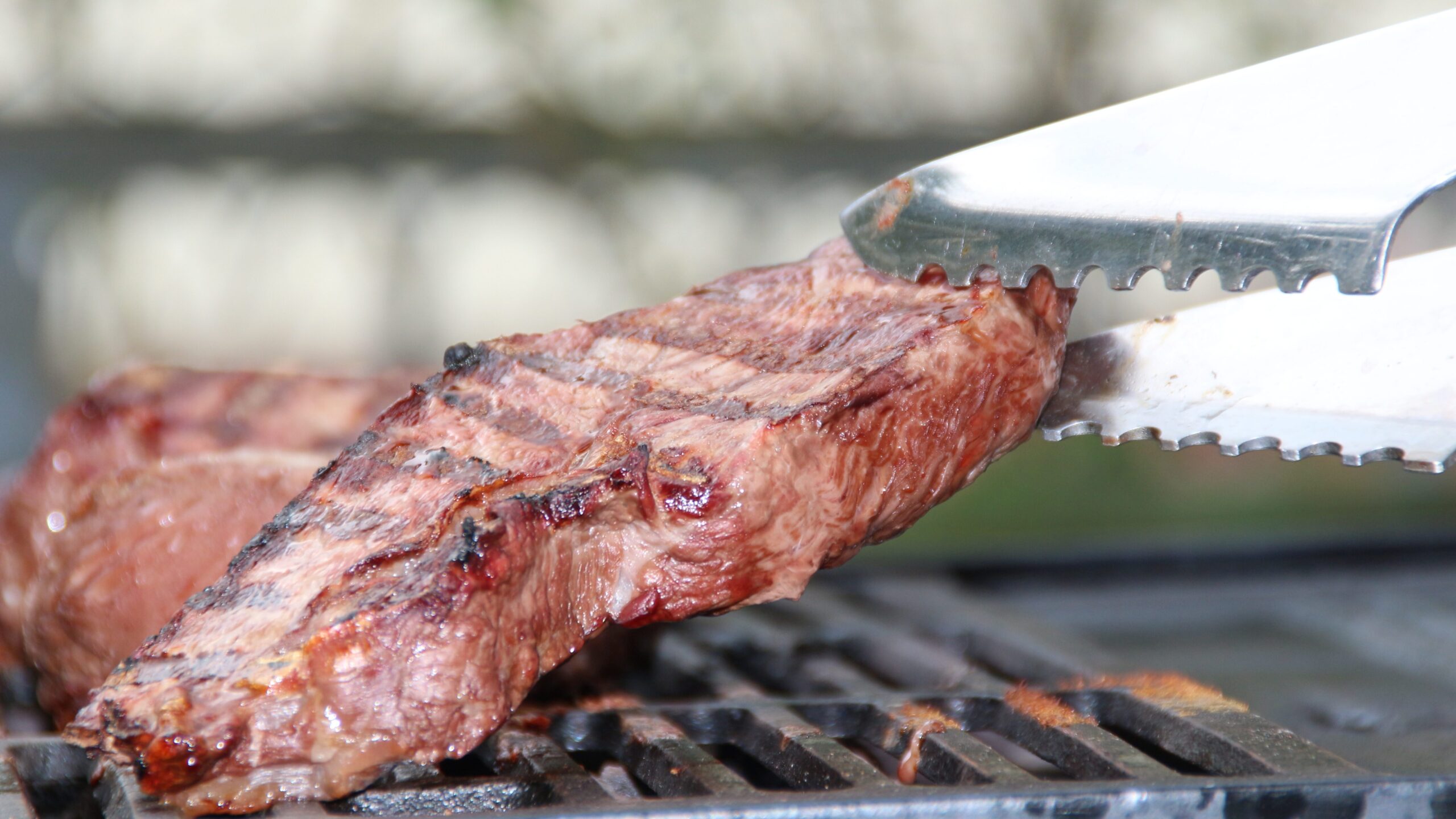 Grillen auf dem Balkon: Was ist erlaubt und worauf sollte man achten? 3 holgersfotografie steak 353107 edited scaled