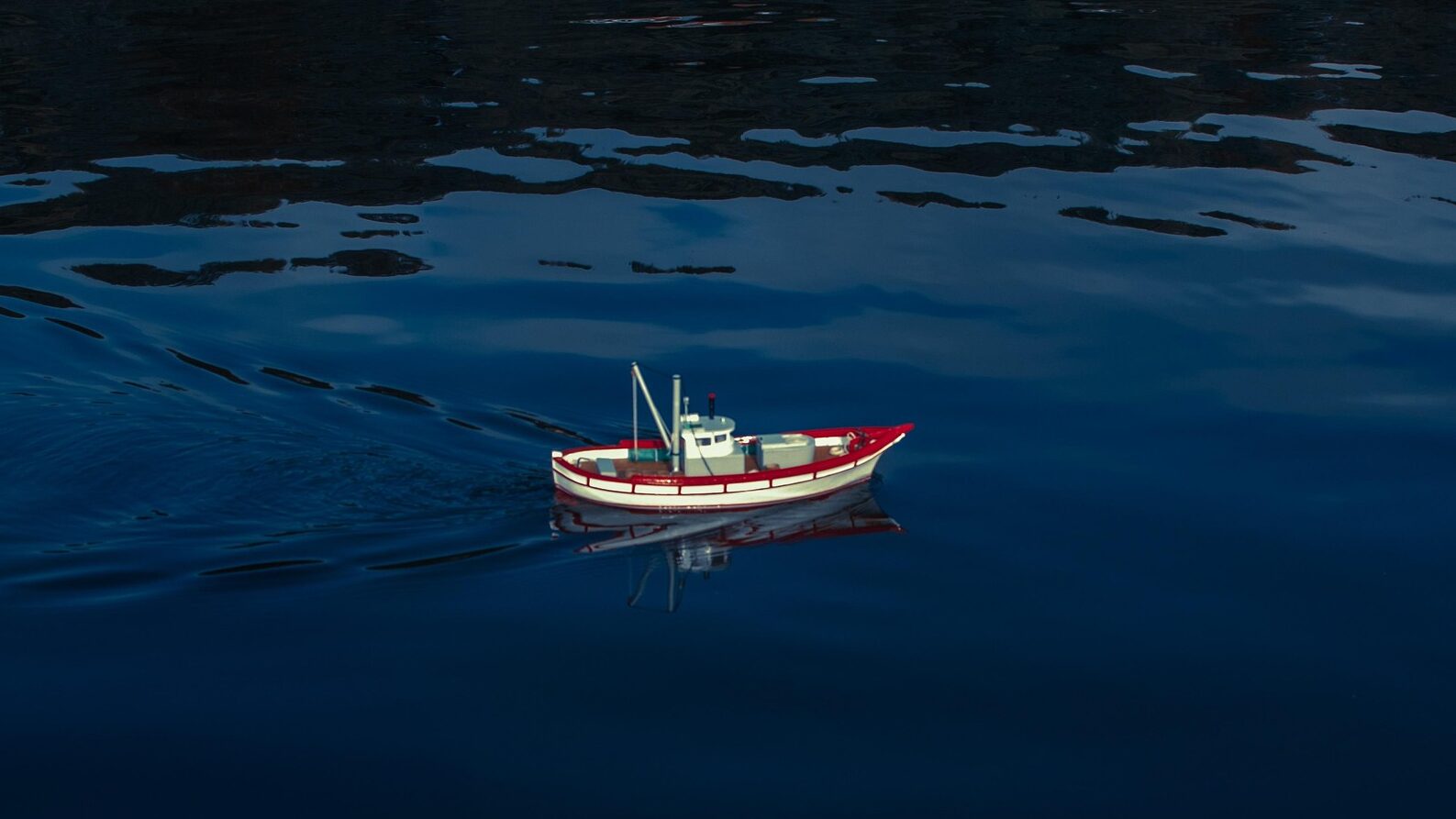 24 günstige Mini-Hobbys, die kaum Platz und nur wenig Zeit brauchen 1 Ein kleines Modell-Schiff mit Motor.