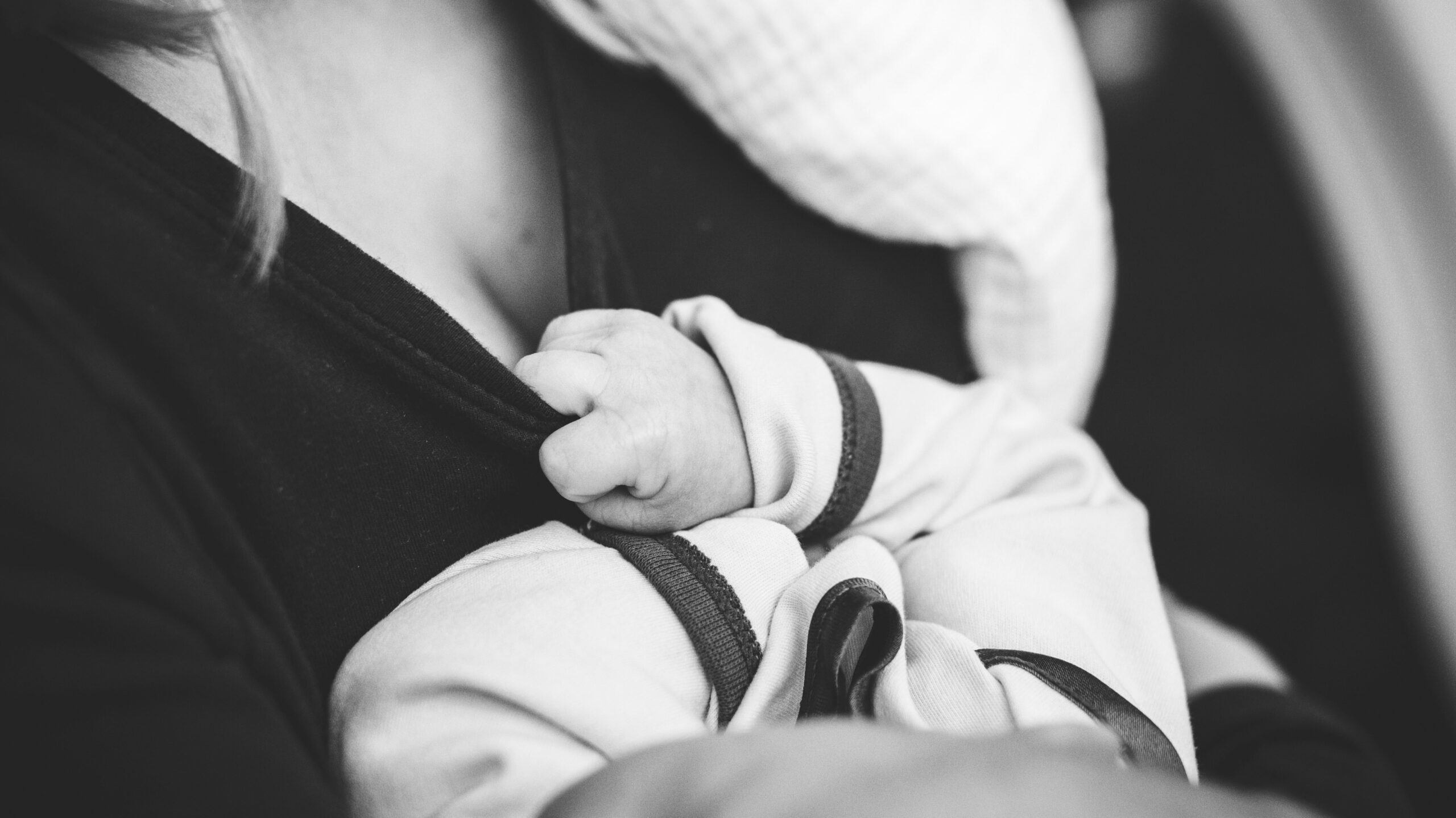 Baby schläft nicht – Ursachen, Hintergründe und Lösungen für unruhige Nächte 2 stocksnap mother 2605133 edited scaled