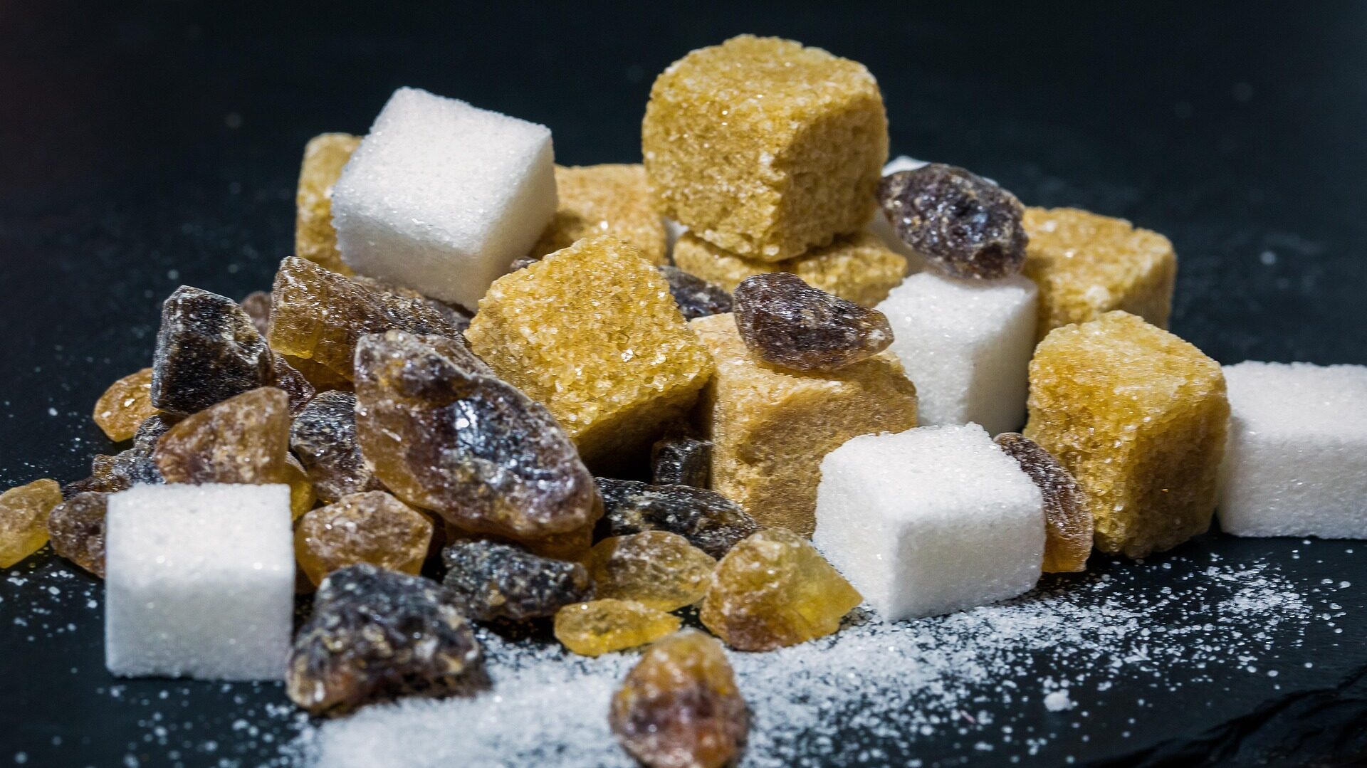 Haushaltszucker und brauner Zucker aus Zuckerrüben und Kandis aus Rohrzucker.