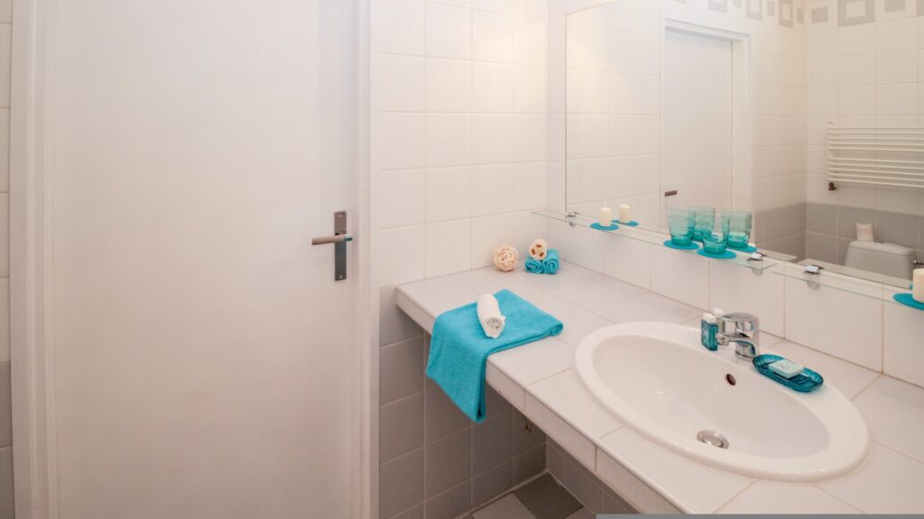 Was tun bei Wasserschaden? Die wichtigsten Schritte 4 jarmoluk bathroom 2094714 edited